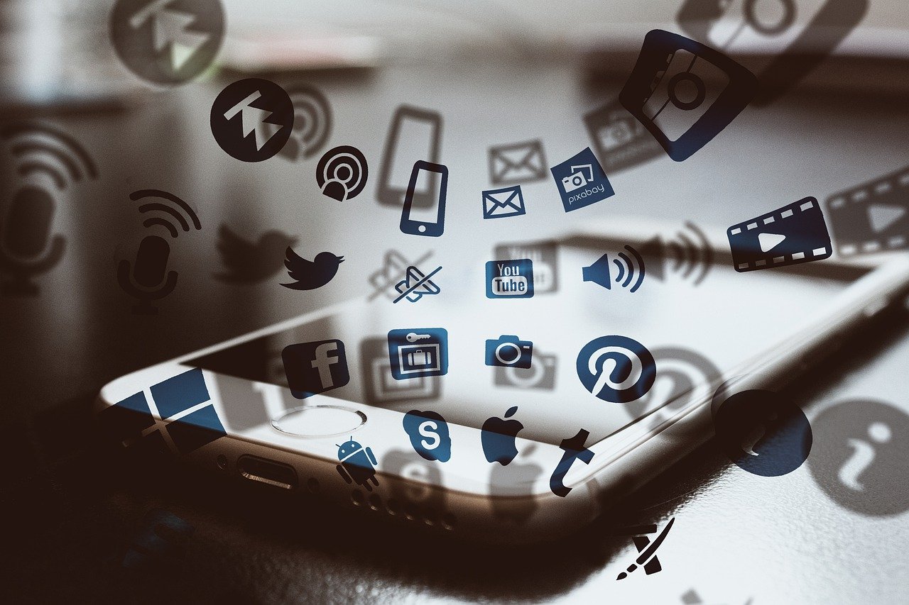 digitalni marketing , telefon sa ikonicama drustvenih mreza i aplikacija